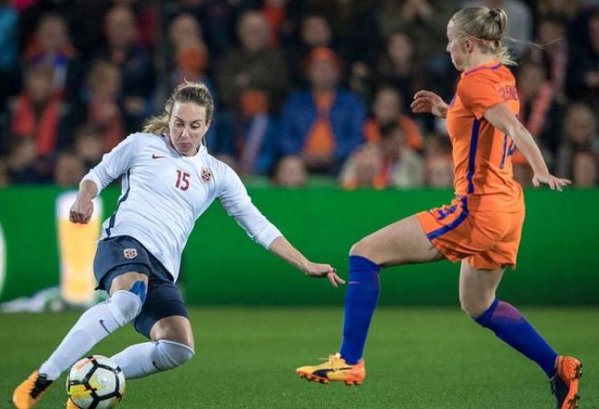 比赛第33分钟，哈兰德门前抢点破门！曼城客场1球领先